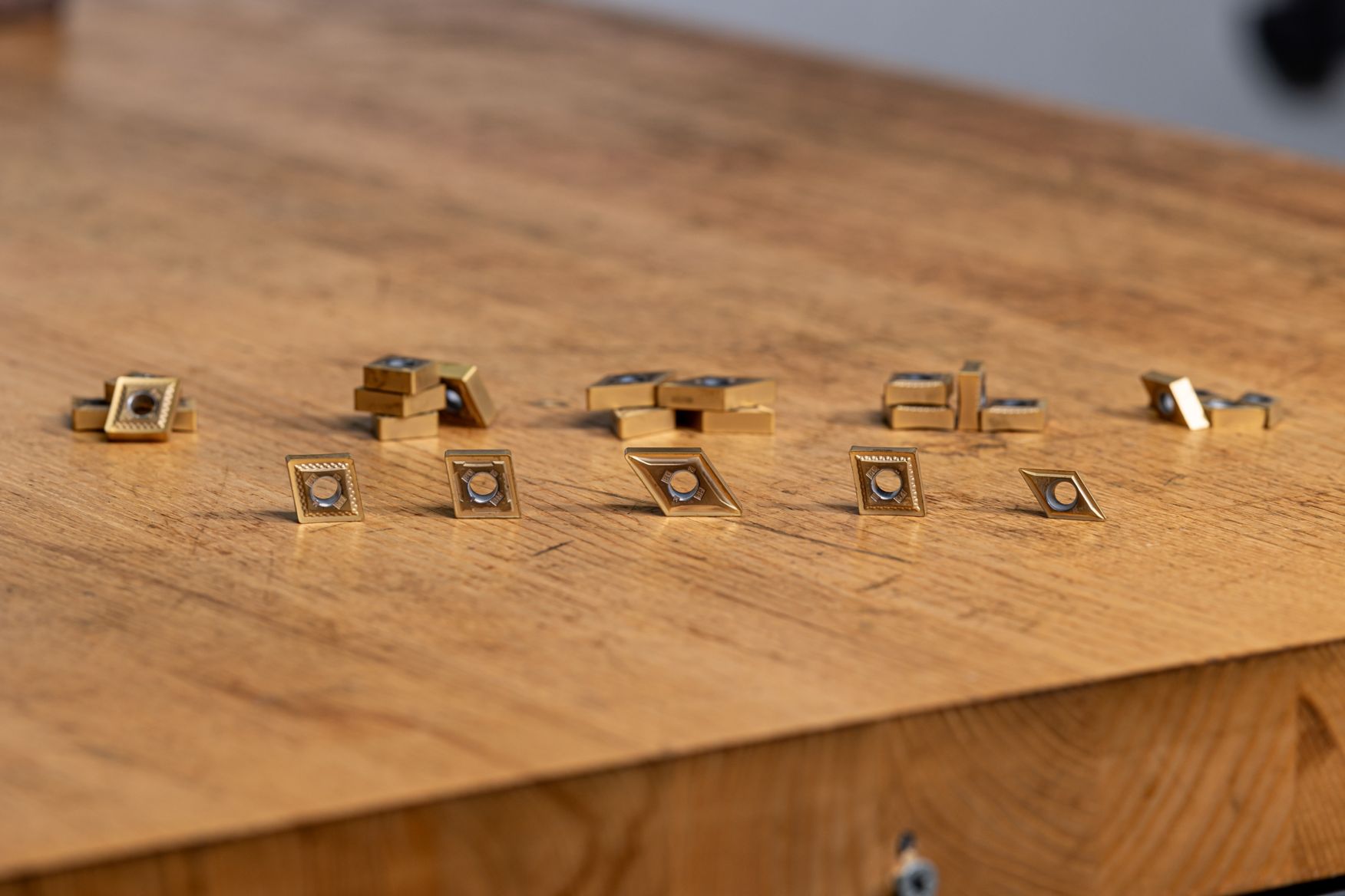 Kennametal KCU10B Inserts on a table