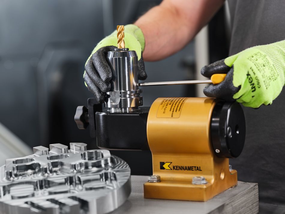 Person Putting Kennametal GOmill PRO in a Tool Holder